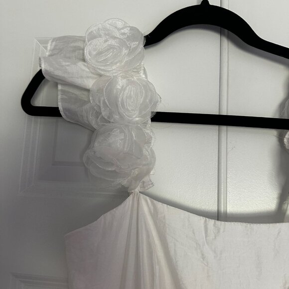 White long dress with flower straps and leg slit - Picture 5 of 8